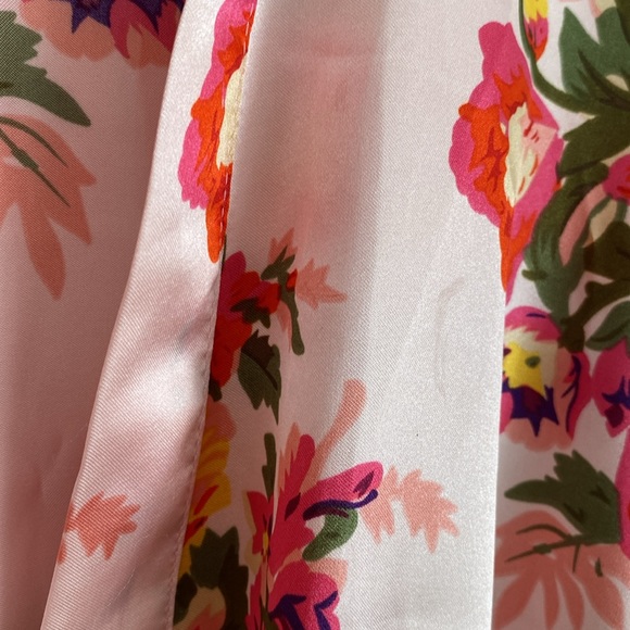 Silky short pink/ floral robe/intimates with belt. - Picture 2 of 12